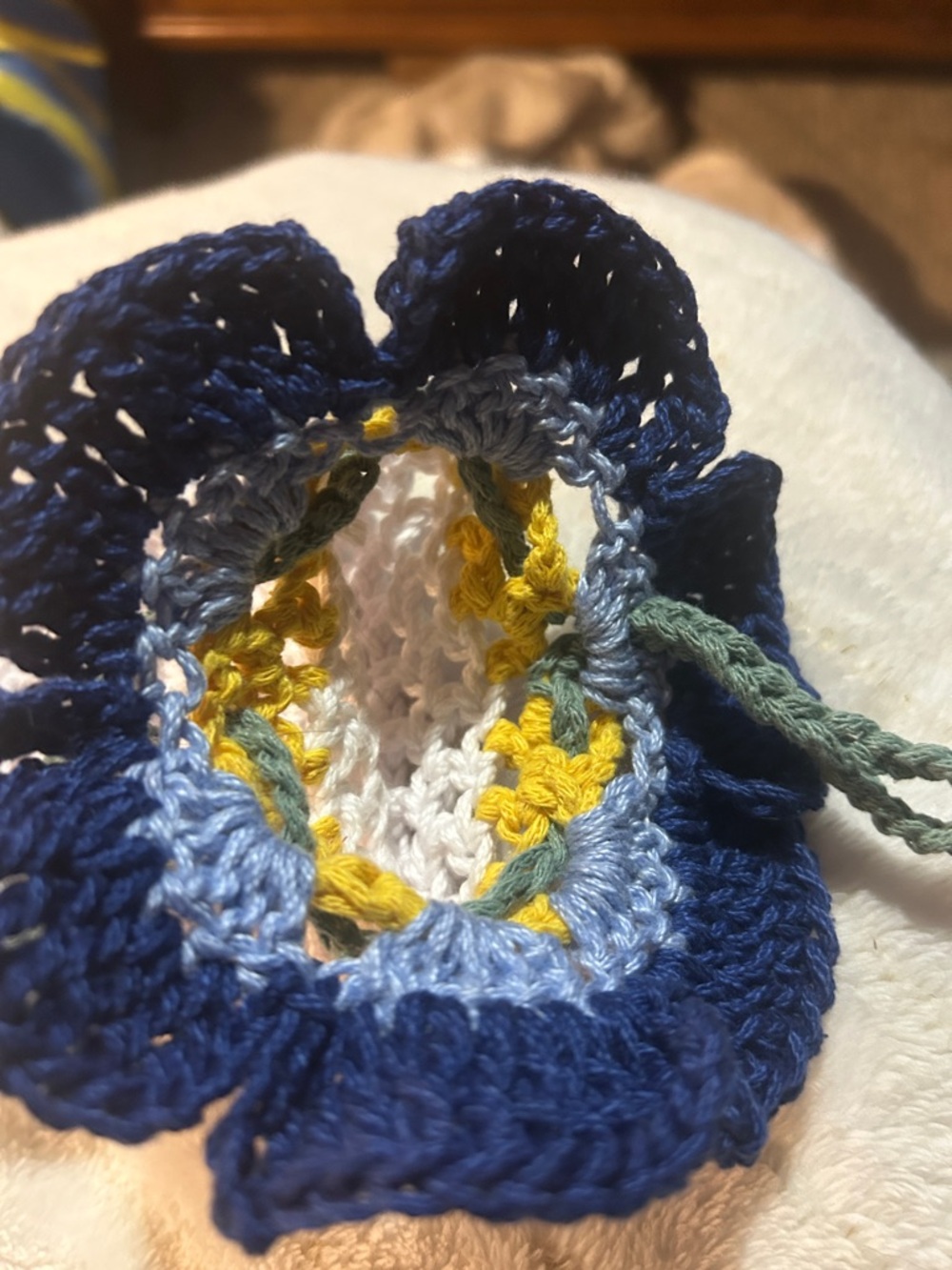 SOAP SAVER Crochet Flower Soap Saver/Sachet Pouch in Navy & Cream - Picture 3 of 4